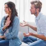 Zakaj ljudje ostajajo v nesrečnih razmerjih in “čakajo na ljubezen”: